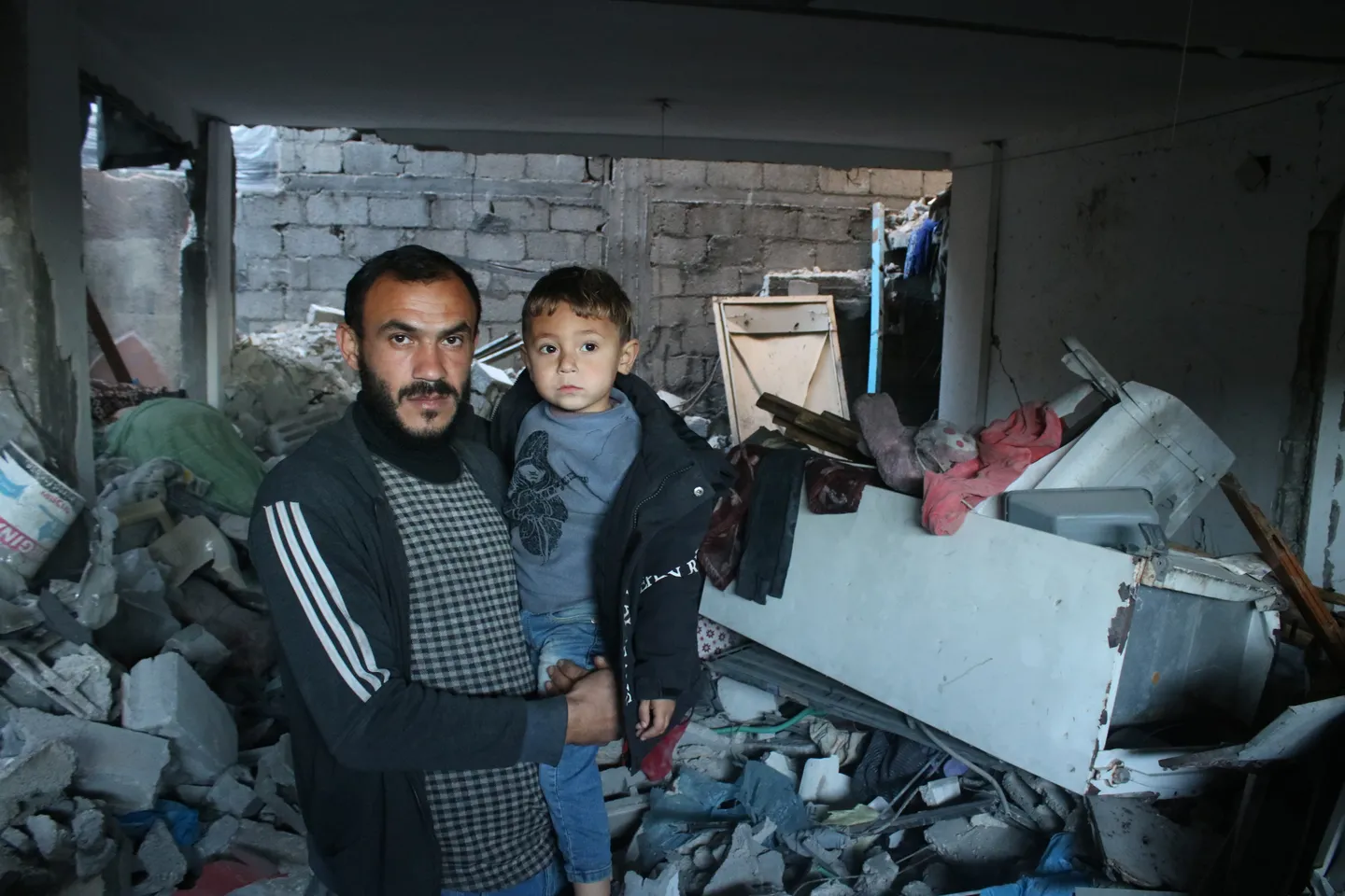 Cicatrices silenciosas: un padre lucha por sanar el trauma de su hijo en Gaza